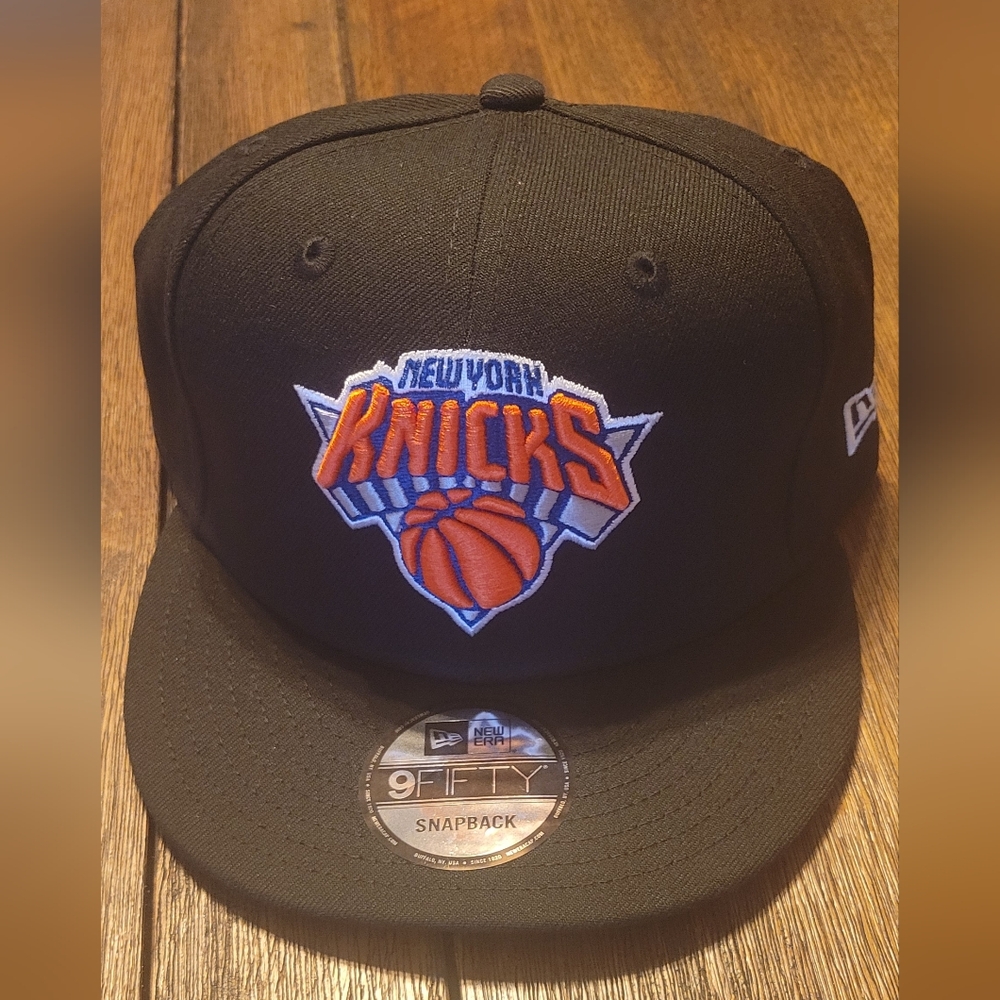 New York Knicks New Era Black 9FIFTY Snapback Hat - Picture 2 of 7